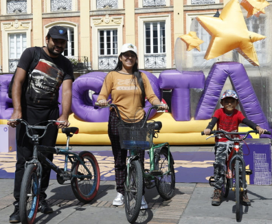Familia en bicicleta en Bogotá