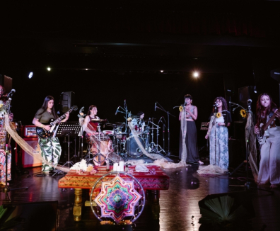 mujeres en escenario musical