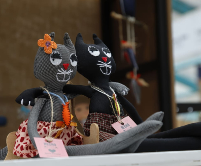 Artesanías hechas a mano, en forma de gato