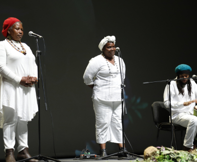 3 personas afro interpretando música en vivo