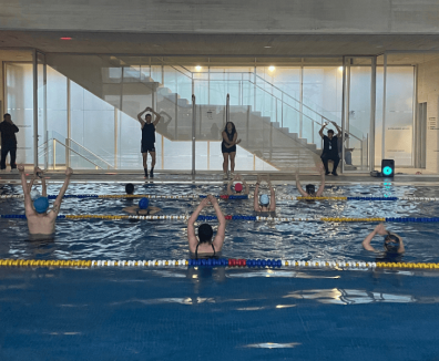 Fotografía de una sesión de acuarumba en la piscina del centro felicidad chapinero