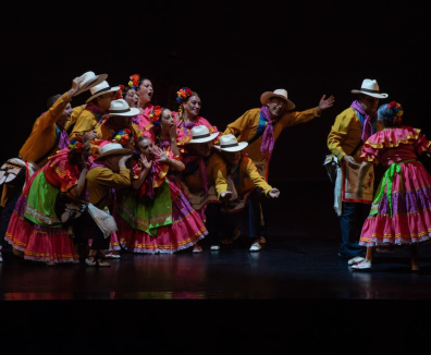 personas performando un baile tradicional