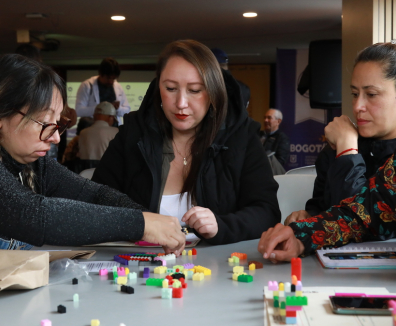 Personas discutiendo y planeando