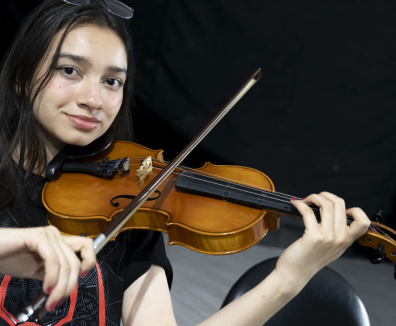 Mujer tocando el violín