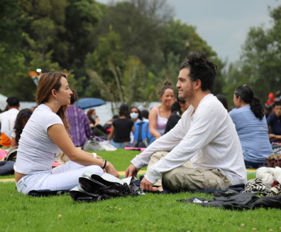 personas practicando yoga en un parque
