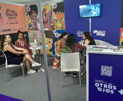 personas en gente convergente