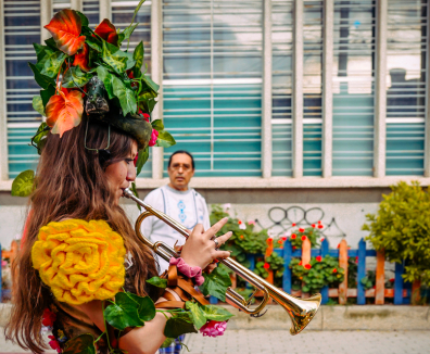 Artista escénica tocando trompeta
