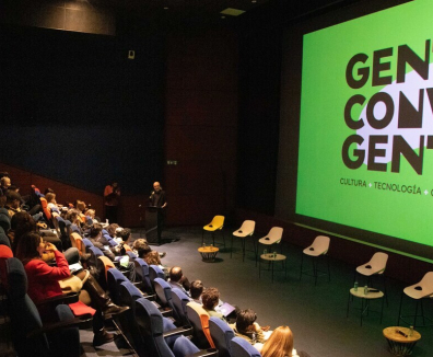 Charla sobre gente convergente con público