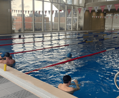 Fotografía de personas en práctica libre de piscina