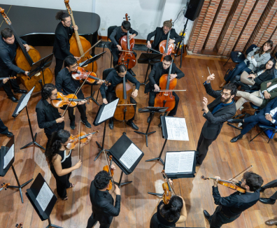 personas interpretando música sinfónica