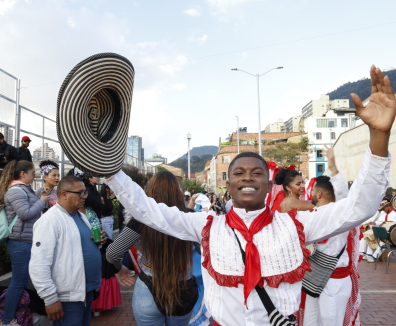 Persona celebrando en traje típico