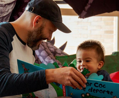 Padre e hijo leyendo