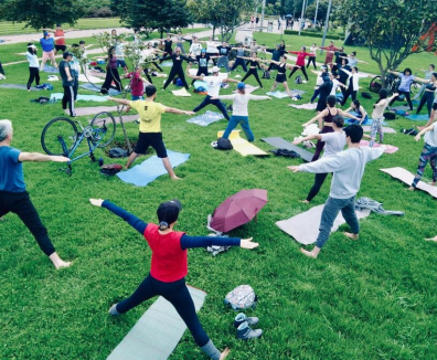 personas haciendo yoga al aire libre