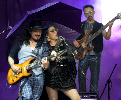 banda musical en tarima