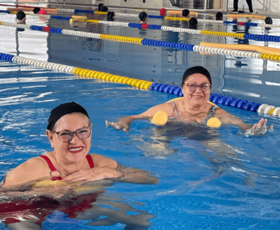 Fotografía de varias personas en la piscina del centro felicidad chapinero