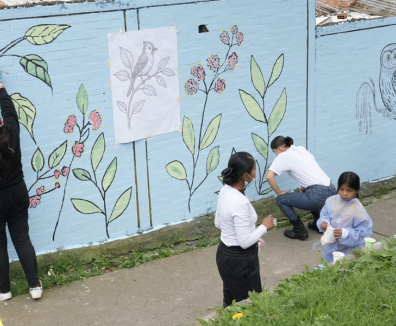 Mural siendo pintado