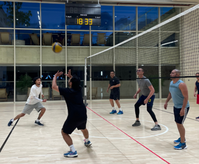 Fotografía de personas jugando voleibol en la arena polivalente del Centro Felicidad Chapinero
