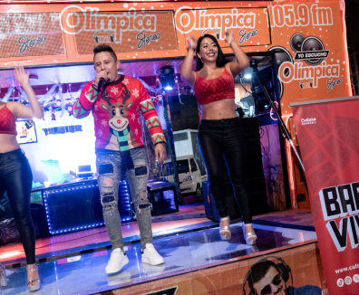 personas en una emisora