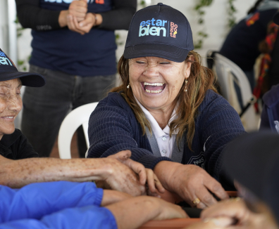 personas mayores departiendo juntas