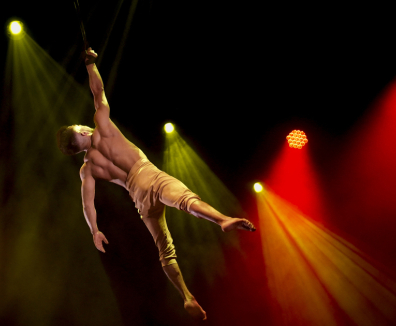 Persona bailando suspendida en el aire