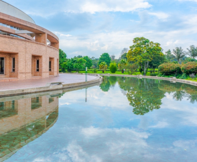 espejo de agua de la biblioteca pública virgilio barco