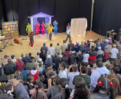 Fotografía de una obra en el teatro urbano del Centro Felicidad Chapinero