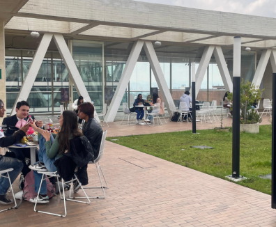 Fotografía de la terraza del Centro Felicidad Chapinero
