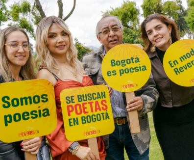 personas con avisos sobre poesía