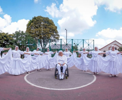 personas reunidas vestidas de blanco