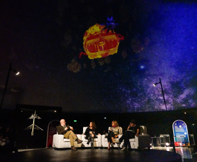 Personas conversando en el Planetario