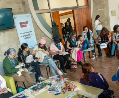 personas en una biblioteca