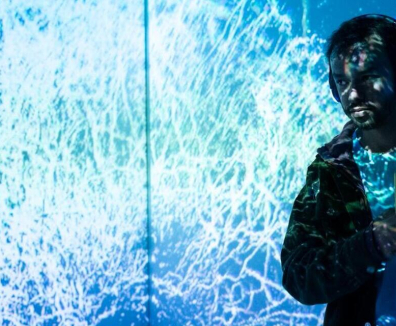 persona en videomapping