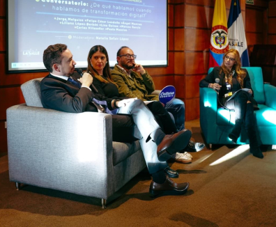 pérsonas en conversatorio