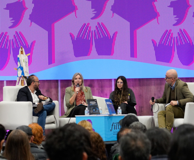 funcionarios presentando libros en FILBO 2026
