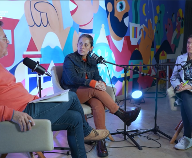 personas haciendo una entrevista