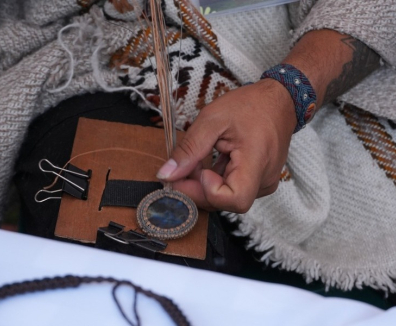 persona haciendo artesanía