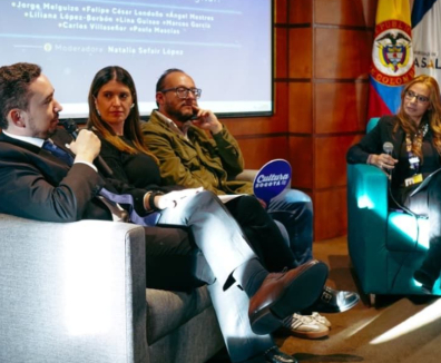 pérsonas en conversatorio