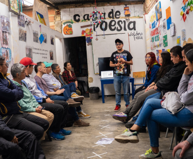 personas en biblioteca comunitaria
