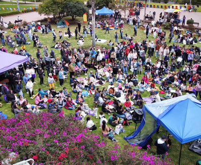Personas reunidas en una biblioteca