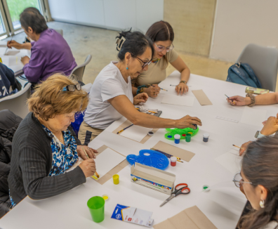 Fotografía de personas en un taller de artes plásticas
