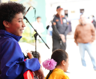 Niño interpretando instrumento musical