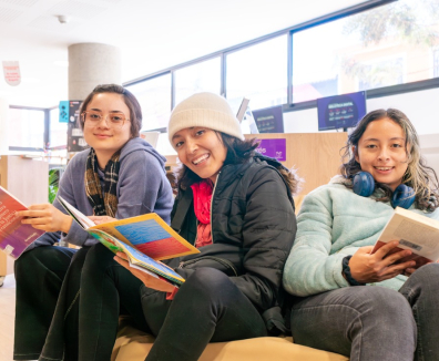 personas en biblioteca