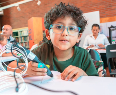 niño aprendiendo en una biblioteca 