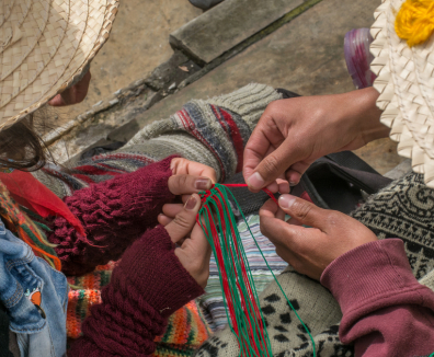 mujeres tejiendo