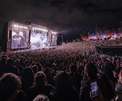 personas disfrutando un concierto