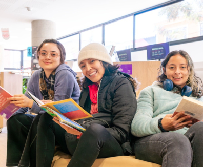 personas en biblioteca