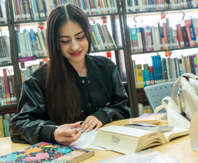 mujer en biblioteca
