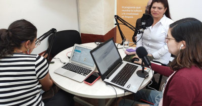 Tres mujeres grabando audio