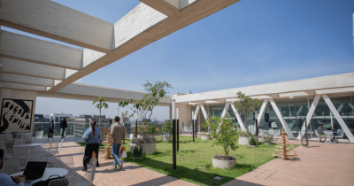 Terraza del centro felicidad chapinero en día soleado con personas