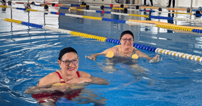 Fotografía de varias personas en la piscina del centro felicidad chapinero